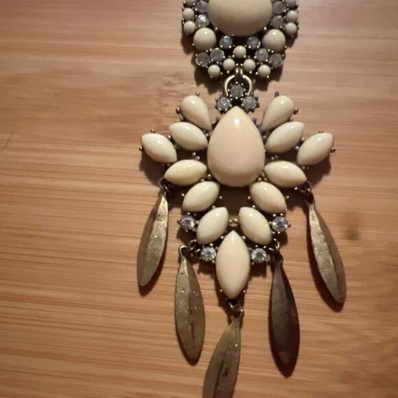 Retired Stella & Dot Gold Tone Mallorca Chandelier Pendant Necklace White Long - Picture 10 of 10